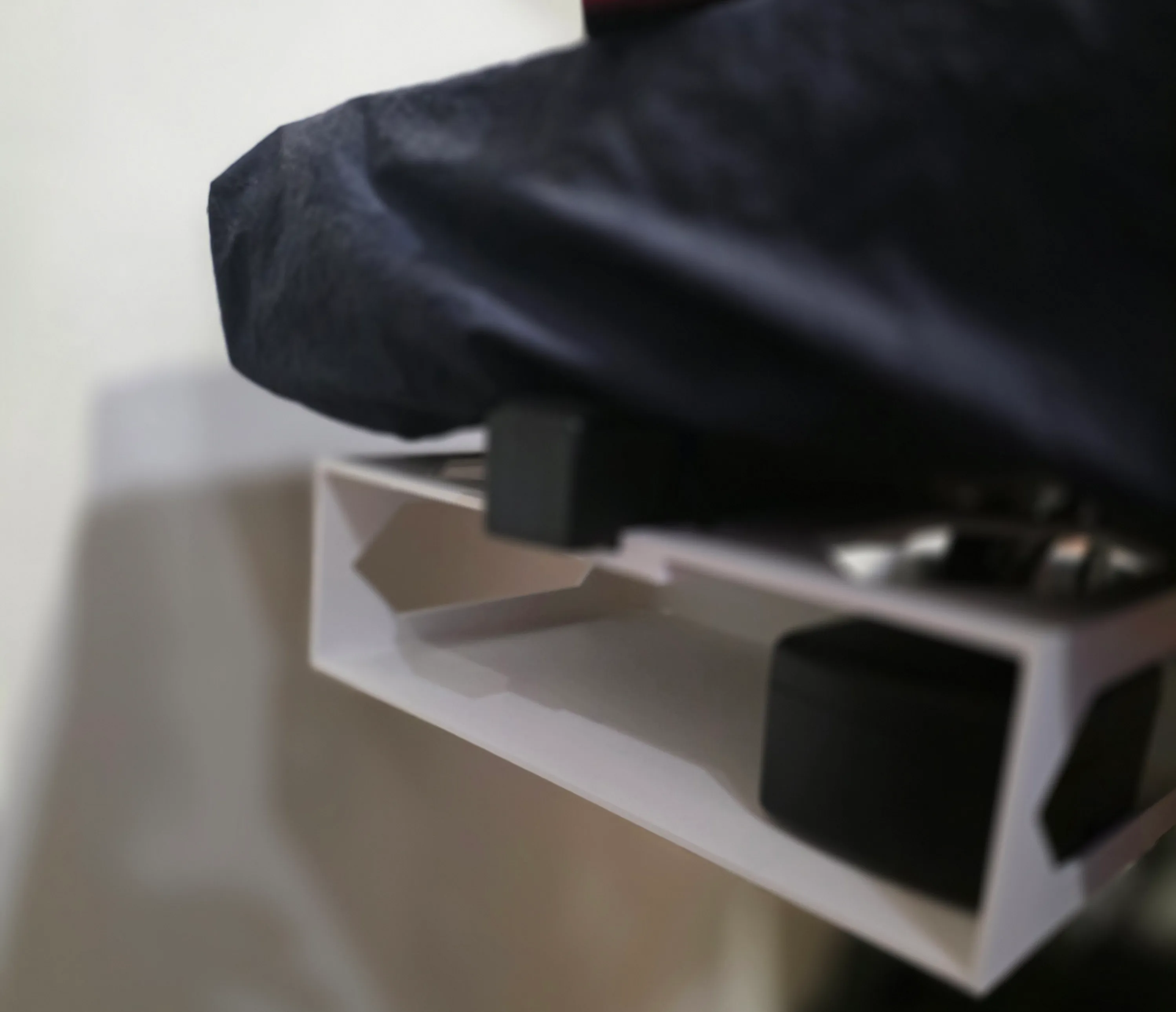 A tray mounted on the other arm